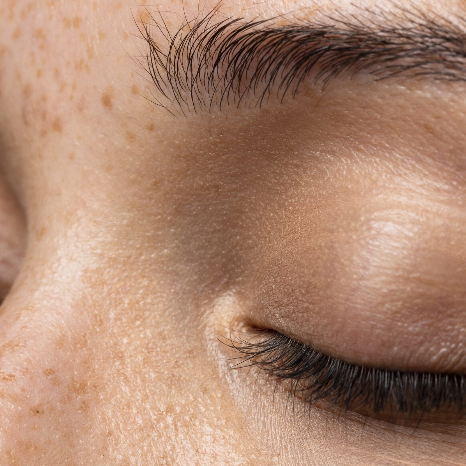 vista-lateral-de-textura-de-piel-de-mujer-joven